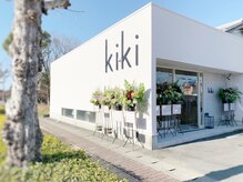 キキ(kiki)の雰囲気（カフェのような、白い外装が目印★店前に駐車場5台完備.）