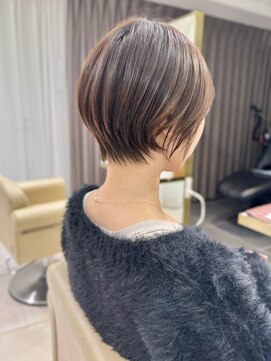 アンド ストーリーズ(&STORIES) 前髪なし小顔ひし形丸み耳掛けショート20代30代40代50代(蘭)