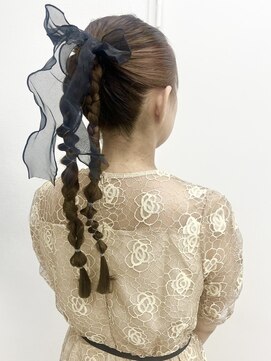 シー(shii..) 《shii../氏家》#結婚式お呼ばれ#タイト#ヘアアレンジ#リボン