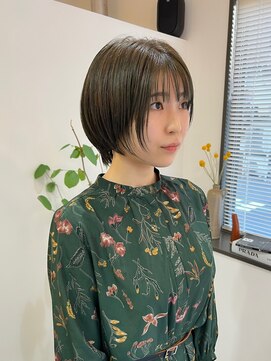 モーメント(a moment) レイヤーよりのナチュラルショート x オリーブベージュ