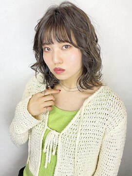 リサ グランシェ(RISA granche) カーキベージュ　ミディアムパーマ　大人ガーリー