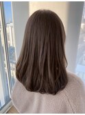 くすみすぎないブラウンベージュ