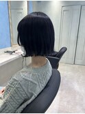 ぱつっとボブ　外ハネ　暗髪　ブルーブラック