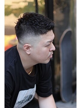 イナセパーラー ハナレ(INASE PARLOR HANARE) アイロンパーマフェザーアップスキンフェード