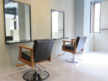 アピューズ ヘアー 芦屋(Apiuz Hair)の写真/【芦屋駅1分】JR芦屋駅すぐ！少人数の落ち着ける空間で、お客様をお出迎え♪こだわりのカット技術が自慢◎