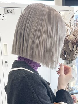 ツキ 横浜店(tuki) ホワイトグレージュインナーカラーイヤリングカラーケアブリーチ