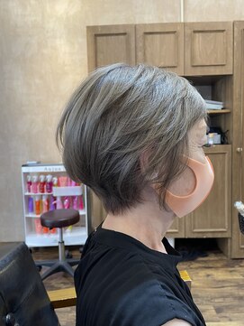 シンカ(shinka.) ゆるふわショート/白髪ぼかし/ブリーチ/シルバーベージュ