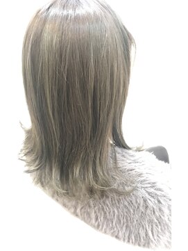 メナム(Menam) 寒色系カラーと外ハネでシャープな印象