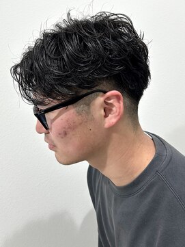 ヒュイル バイ ニアウ(Hwyl by Niau) センターパート短めニュアンスパーマフェザーショートパーマ