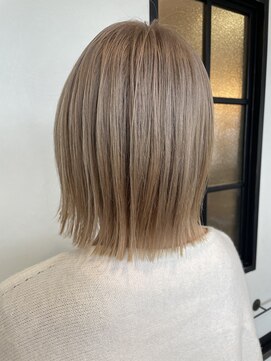 カルム ノエル(CALME noel) 毛髪強化で艶ハイトーン切りっぱなし