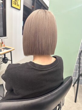 ヒビヲ 天神警固(HIBIO) ショートボブ切りっぱなしボブタッセルボブブリーチダブルカラー