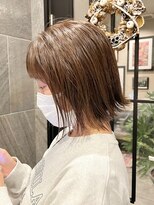 メゾン アヴァロ(Maison Avallo)&nbsp;グレージュカラーの切りっぱなしボブ