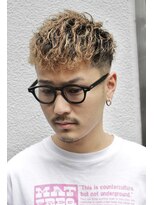 フランクスバーバー アンド ビアークラブ(FRANK'S BARBER and BEER CLUB) ツーブロックフェードソフトツイストベージュスペインカール