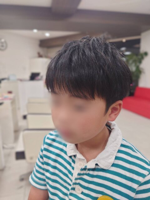 子供カット(長めな刈り上げショートスタイル)