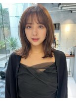 ミディアム　顔まわりレイヤー　シースルーバング　アッシュ