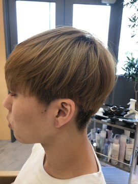 アン(an.) ハイトーンカラ一とマッシュスタイル