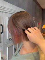 エスケープ トゥ ボナ(ESCAPE to bona.)&nbsp;耳かけで魅せる、遊び心ある個性派カラー◎ピンクインナーカラー