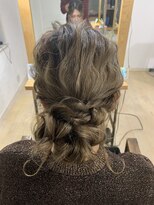 アンフィドットドゥルドゥ(AnFye.dueldo)&nbsp;シニヨンで大人っぽさ全開に