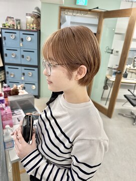 ヒビヲ(HIBIO) ショートボブ切りっぱなしボブタッセルボブミルクティーベージュ