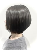 グレーアッシュでクール感のある前下がりスタイル