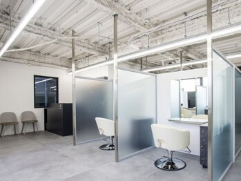 ジエクト アイロ 江坂駅前店(The Ect ilo)の写真/【江坂駅1分/平日21時まで営業】お仕事帰りでも通いやすい立地と雰囲気が魅力。人気のパーマや眉カットも◎