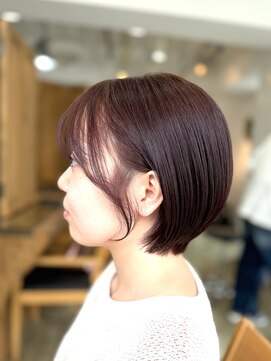 ディレクション(Direction) ボルドーカラー×耳かけショート