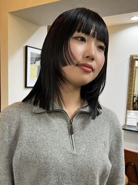 カルテ(QUARTE) 切りっぱなしミディアムとプツッと顔まわりカット