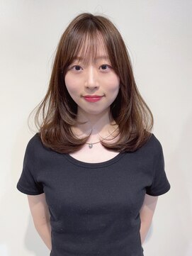 クシェル(kuschel) ミディアムレイヤーカットxブリーチなしベージュカラーx前髪