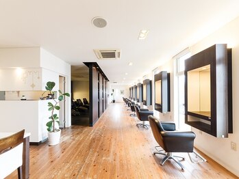 アンジュール ヒルズ(UNJOUR HILLS)の写真/【安曇野・穂高】落ち着いた雰囲気の明るい店内で、日常を忘れてゆっくりとおくつろぎください＊