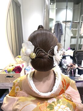 ブラウ ネイル パーティー(Blau Nail Party) 艶々シニヨン