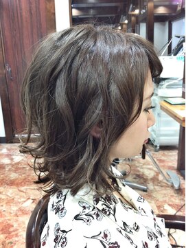 ヤソ(yaso) 春だけど寒色なので動きのある感じでグレージュ