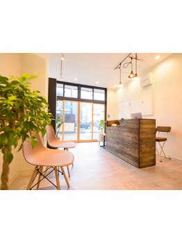 閑静な住宅街に佇むプライベートサロン。通いやすく安心できるサロンとして多くのお客様に選ばれています◎