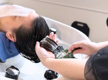 高濃度美容成分配合の贅沢なヘアケア商材を贅沢に髪に塗布。内部から潤いで満たされる美髪へ導きます♪