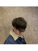 癖毛を活かした3ミリ刈り上げの大人の清潔感スタイル。
