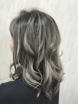 トレフル 東岸和田店(Trefle) 20代30代大人可愛いホワイトベージュ小顔くせ毛風ハイライト