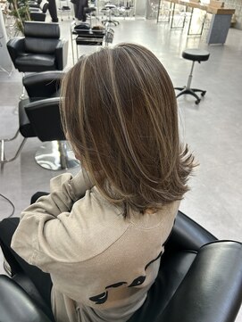 レブ 四条烏丸(Reb,) ハイライトブリーチグレーベージュレイヤーカットボブ前髪あり