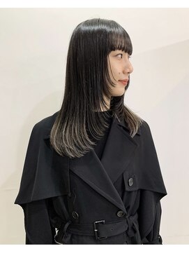 サクラ オモテサンドウ(SAKURA) 顔周りデザインカット 裾カラーグレー  ロングレイヤー