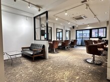 【 NEW OPEN 】 CYANはアクセス便利な阪急烏丸駅徒歩 5 分 ☆ スタイリッシュな店内が大好評♪