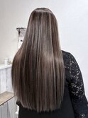 大人の透明感を引き出す上品ハイライト艶感ロングスタイル