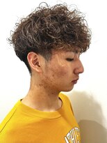 ヒュイル バイ ニアウ(Hwyl by Niau)&nbsp;メンズマッシュパーマニュアンスパーマスパイラルパーマ刈り上げ