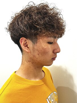 ヒュイル バイ ニアウ(Hwyl by Niau) メンズマッシュパーマニュアンスパーマスパイラルパーマ刈り上げ