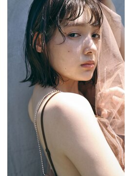 ソラス(SOLAS) ウェットな質感のスタイリングで、シアーなボブ