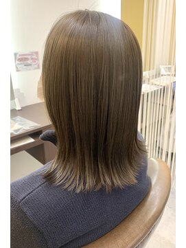 パシフィックダズールバトン(Pacific Dazzle baton) 自然ベージュカラー×外はねスタイル