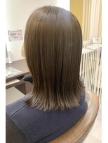 パシフィックダズールバトン(Pacific Dazzle baton) 自然ベージュカラー×外はねスタイル