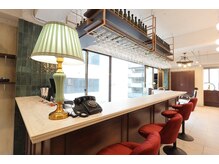 グレイスフルバーバーロンドン 大宮店(Graceful Barber London)の雰囲気（ロンドンの高級ラウンジをイメージした待合カウンター）