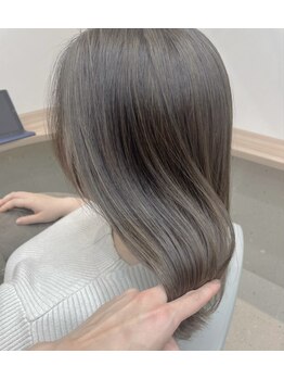 カコン(KAKONN)の写真/《白髪染めを"個性"に変えるハイライト》染めた感ゼロ。30~50代に選ばれる白髪ぼかしエイジングカラー