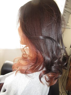 コア フィール ア デイ(COIFFURE A DAY) ハイトーンレッドピンクとブラウンのコラボレーション