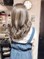お肌まで綺麗に見えるグレージュカラー