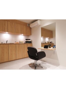 お客様から「また来たい」と言っていただける居心地の良い空間。お席は1席のみのプライベートサロン◇