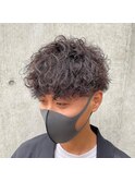 無造作ヘアツイストスパイラルパーマ刈り上げメンズブラウン